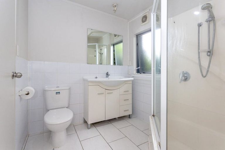 Photo of property in 18 Totaravale Drive, Totara Vale, Auckland, 0629