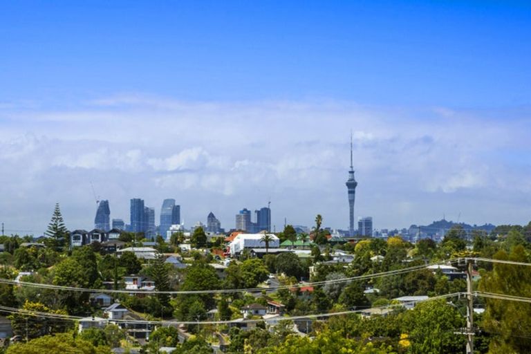 Photo of property in 70 Chivalry Road, Glenfield, Auckland, 0629