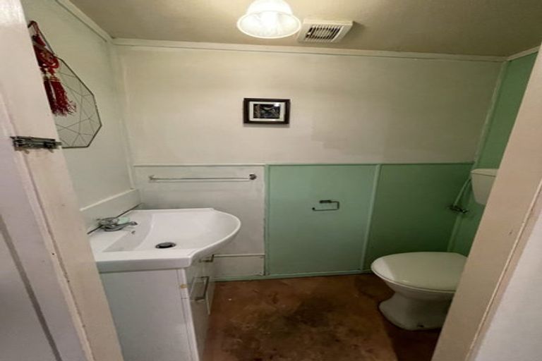 Photo of property in 11 Kathleen Street, Totara Vale, Auckland, 0627