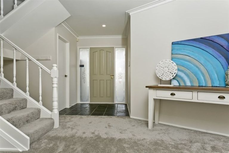 Photo of property in 6 Ravenstone Place, Chatswood, Auckland, 0626