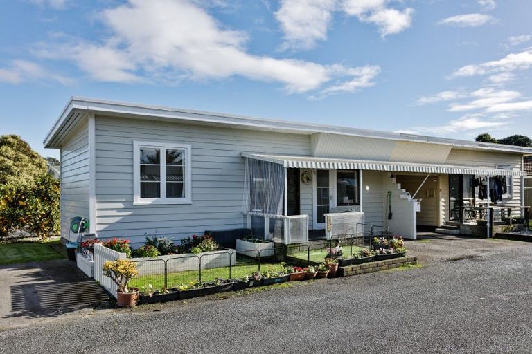 Photo of property in Orange Grove Flats, 2/549 Childers Road, Te Hapara, Gisborne, 4010