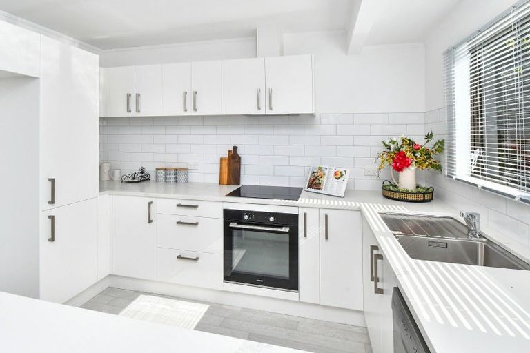 Photo of property in 2/4 Sunshine Place, Papakura, 2110