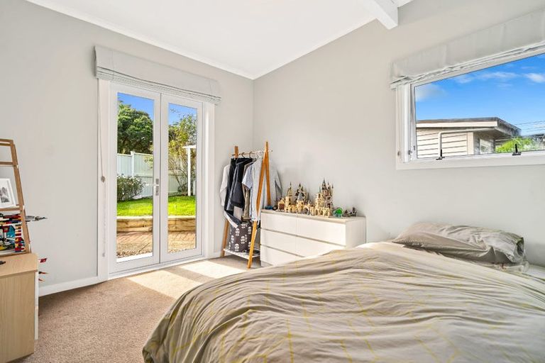 Photo of property in 2/17 Tobruk Crescent, Milford, Auckland, 0620