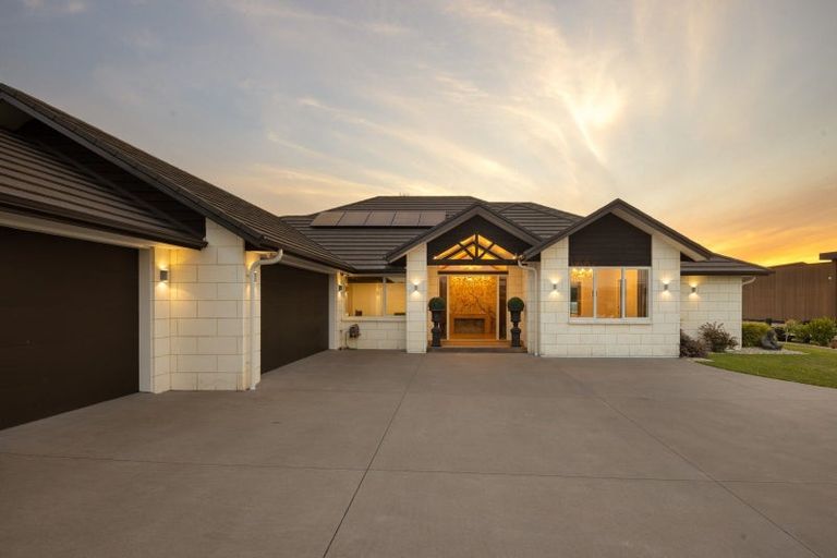 Photo of property in 19 Mike Smith Drive, Cambridge, 3434