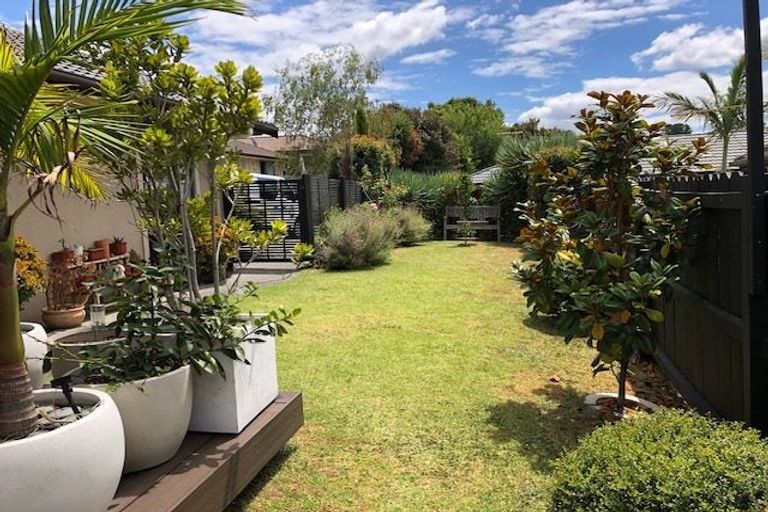 Photo of property in 22 Zefiro Drive, Massey, Auckland, 0614