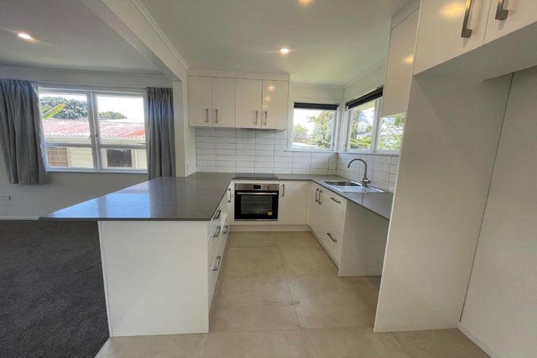 Photo of property in 35 Tarata Crescent, Mangere Bridge, Auckland, 2022