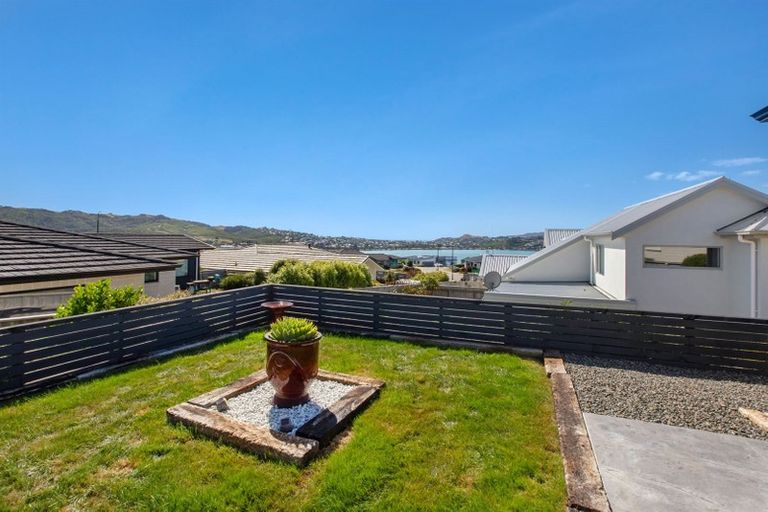 Photo of property in 86 Queen Charlotte Drive, Aotea, Porirua, 5024