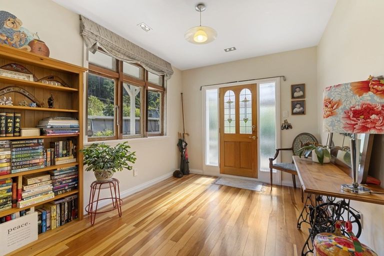 Photo of property in 33 Elmslie Road, Pinehaven, Upper Hutt, 5019