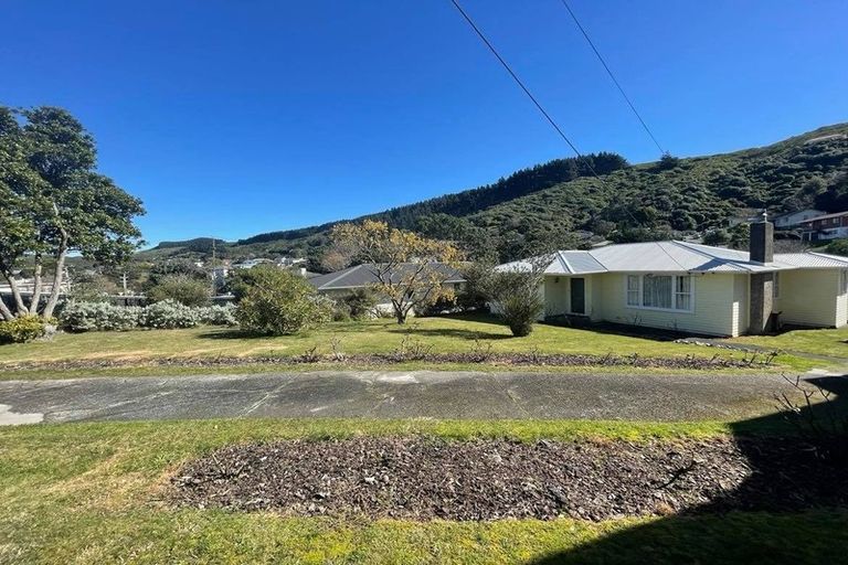Photo of property in 73 Victory Crescent, Tawa, Wellington, 5028