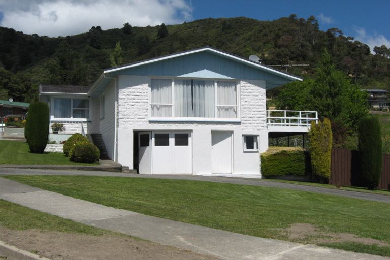 Photo of property in 13 Seaview Crescent, Picton, 7220