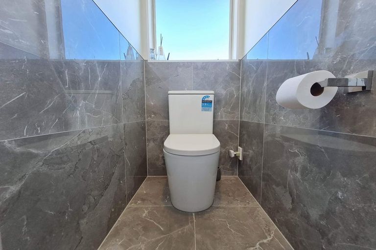 Photo of property in 1/8 Flaunty Place, West Harbour, Auckland, 0618