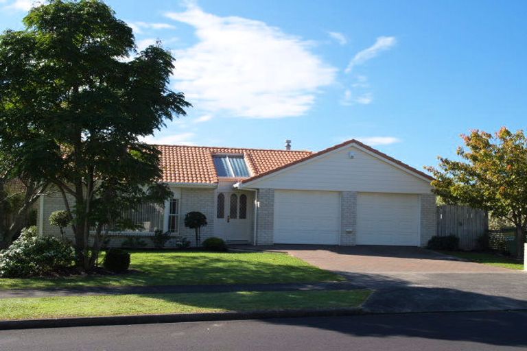 Photo of property in 33 Matterhorn Crescent, Northpark, Auckland, 2013