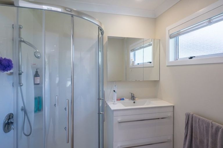 Photo of property in 12 Sunny Glen, Waikanae, 5036