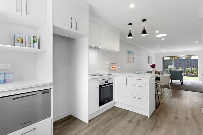 Photo of property in 56 Paretaiuru Crescent, Papakura, 2110