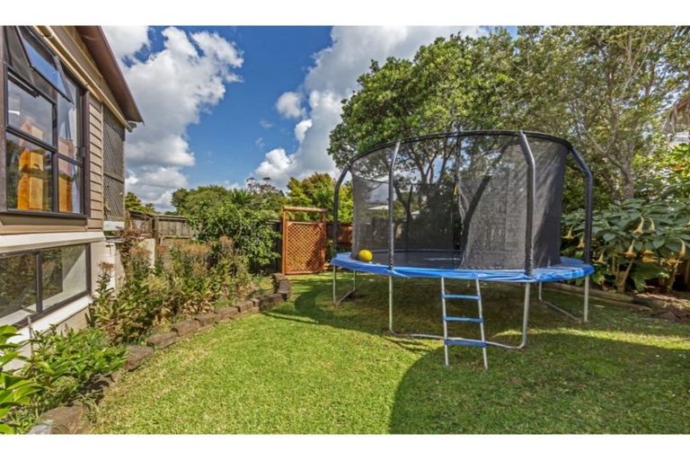 Photo of property in 76a Brian Crescent, Stanmore Bay, Whangaparaoa, 0932