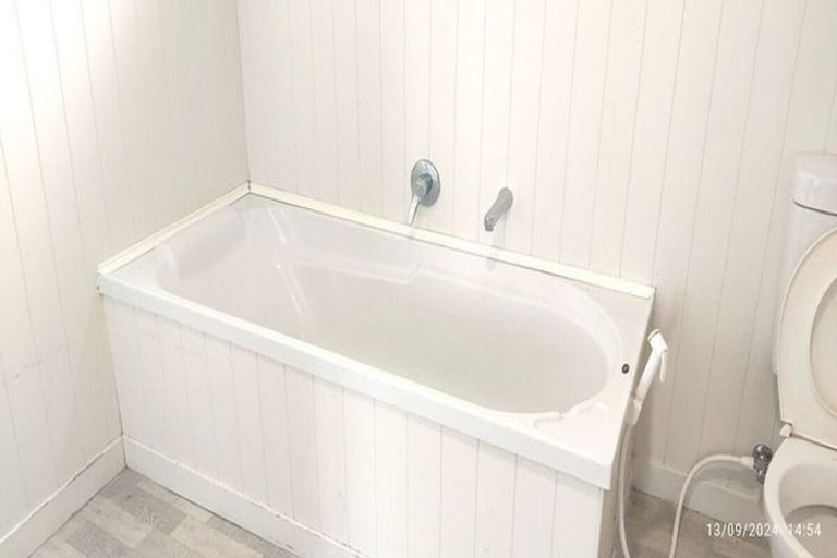 Photo of property in 39 Sunnyside Road, Sunnyvale, Auckland, 0612