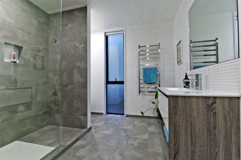 Photo of property in 182 Scenic Drive, Titirangi, Auckland, 0604