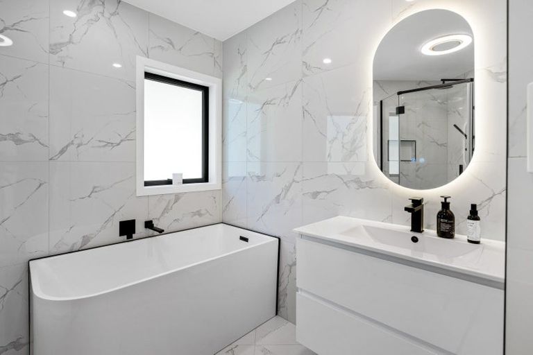 Photo of property in 25 Longfellow Parade, Glen Eden, Auckland, 0604