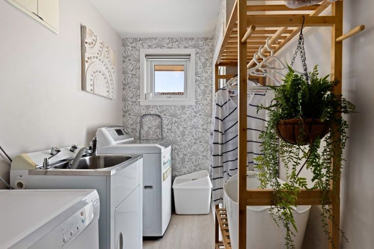 Photo of property in 21 La Perouse Place, Northcote, Christchurch, 8052