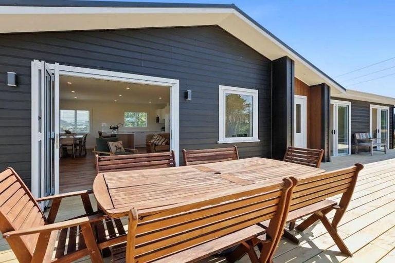 Photo of property in 43 Donnelly Street, Oakura, 4314