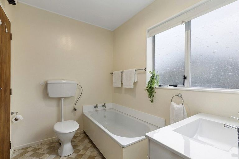 Photo of property in 4 Cobar Close, Maupuia, Wellington, 6022