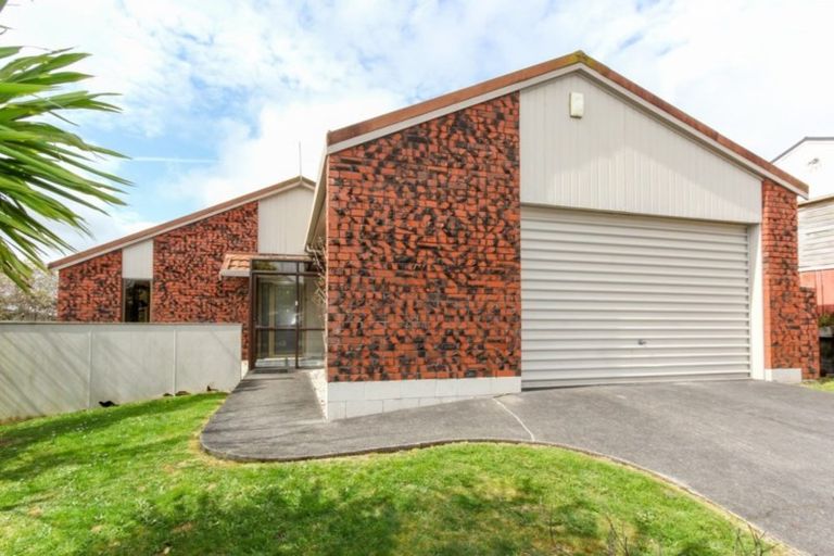 Photo of property in 76 Heta Road, Highlands Park, New Plymouth, 4312