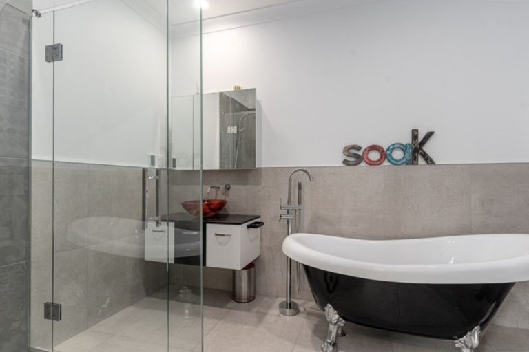 Photo of property in 9 Wood Street, Greytown, 5712