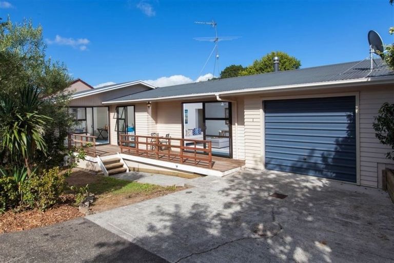 Photo of property in 1/24 Merton Avenue, Glenfield, Auckland, 0627