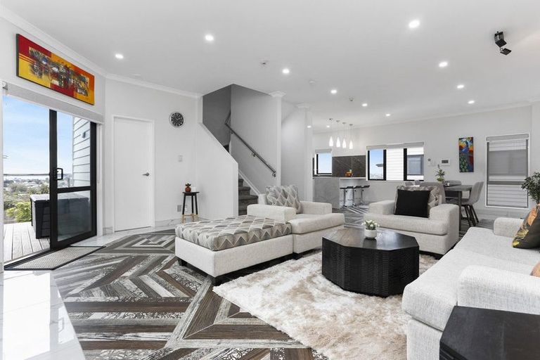 Photo of property in 4225d Great North Road, Glendene, Auckland, 0602