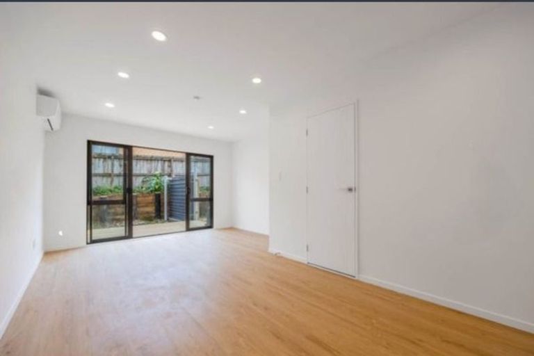 Photo of property in 6/9 Donovan Avenue, Massey, Auckland, 0614