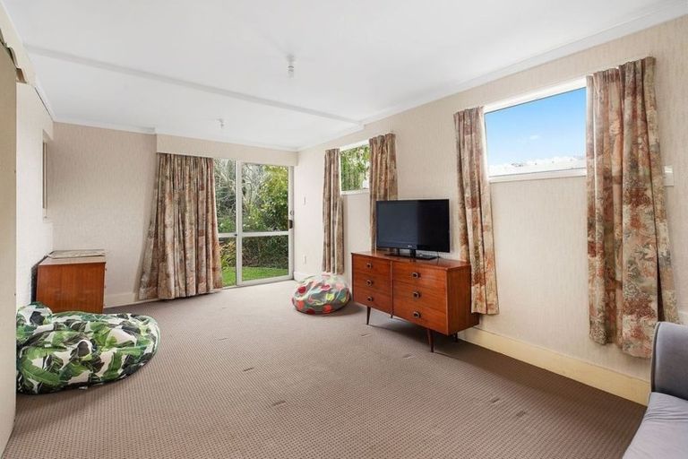 Photo of property in 3a Saint Johns Terrace, Tawa, Wellington, 5028