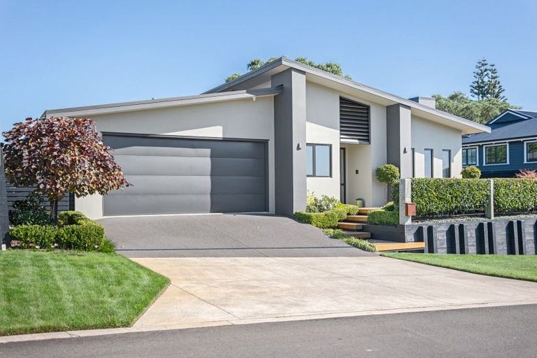 Photo of property in 19 Kotare Drive, Waiwhakaiho, New Plymouth, 4312