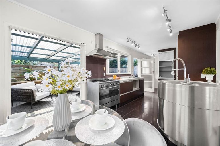 Photo of property in 14 Sovereign Place, Glenfield, Auckland, 0629