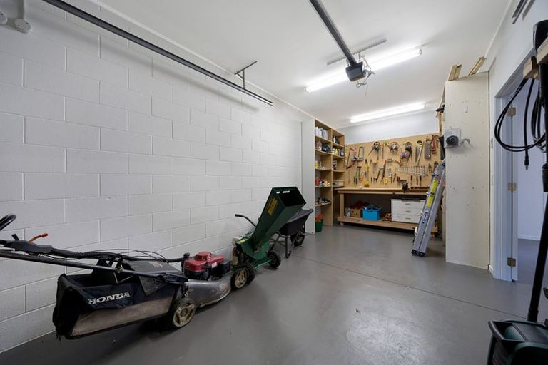 Photo of property in 3 Napuka Road, Henderson Valley, Auckland, 0612