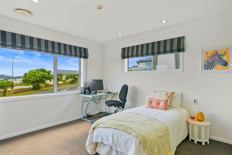 Photo of property in 1 Hollyford Place, Aotea, Porirua, 5024