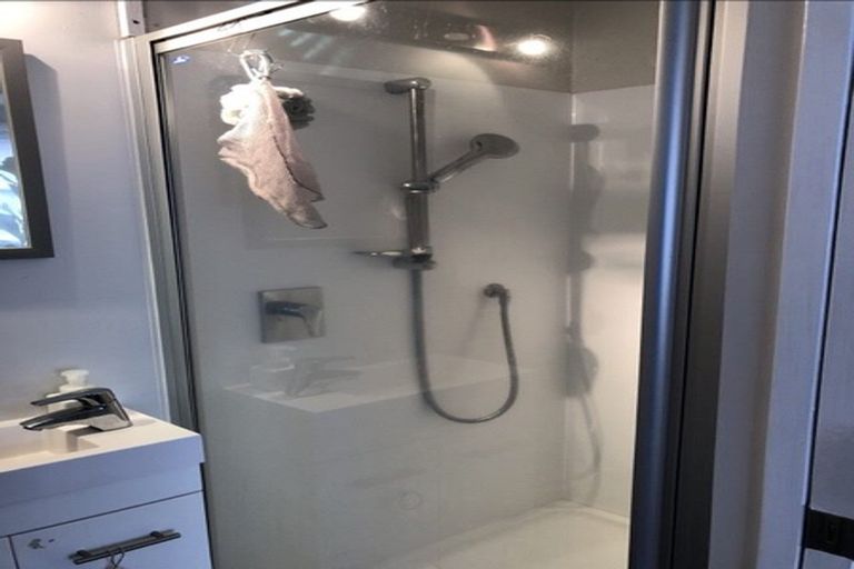 Photo of property in 8 Thuja Street, Green Bay, Auckland, 0604