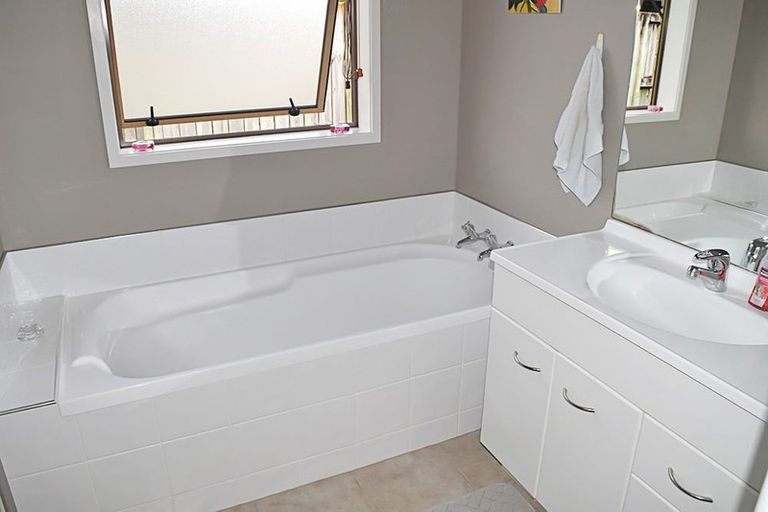 Photo of property in 19 Whitford Place, Rototuna North, Hamilton, 3210