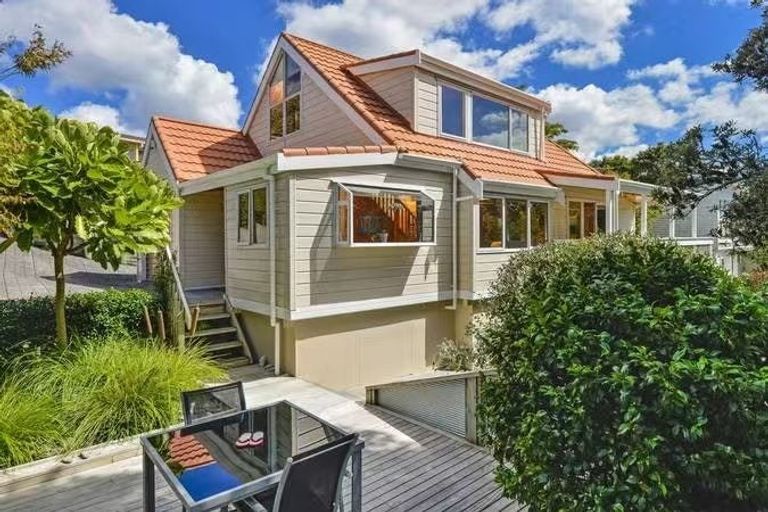 Photo of property in 2/28 Knightsbridge Drive, Forrest Hill, Auckland, 0620