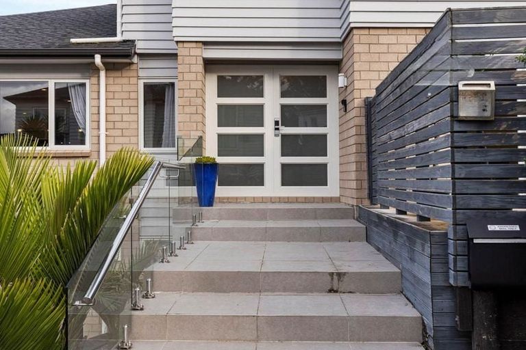 Photo of property in 30a Schnapper Rock Road, Schnapper Rock, Auckland, 0632