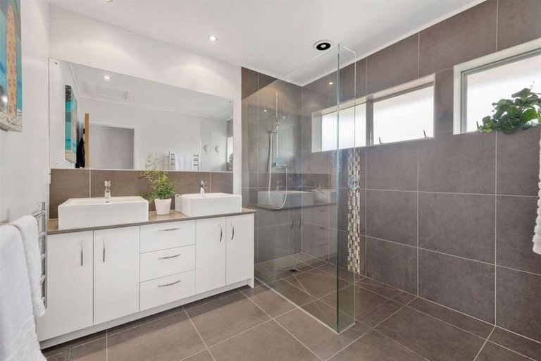 Photo of property in 20 Gulf Crest, Bucklands Beach, Auckland, 2012