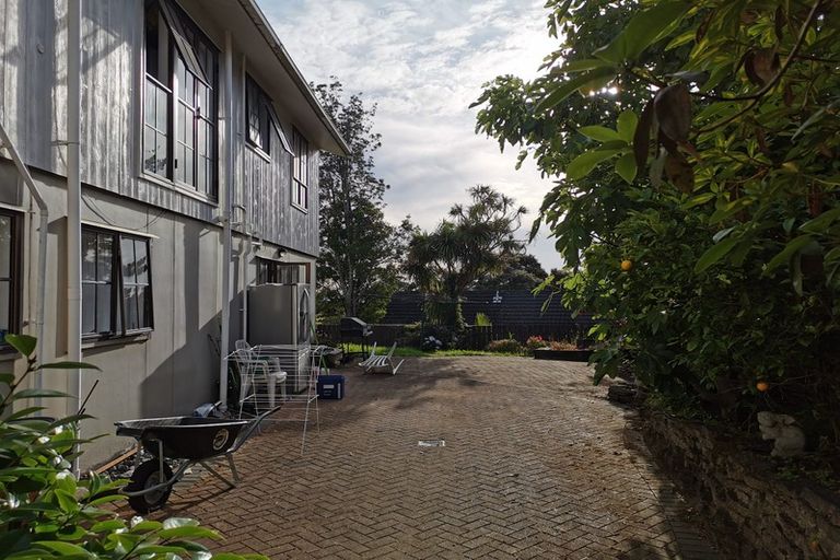 Photo of property in 7 Glen Vista Place, Bayview, Auckland, 0629