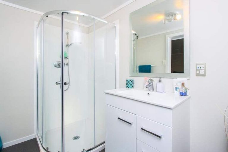 Photo of property in 8 Kay Drive, Blockhouse Bay, Auckland, 0600