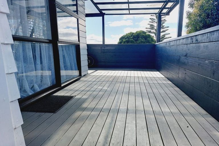 Photo of property in 2/28 Royal Road, Massey, Auckland, 0614