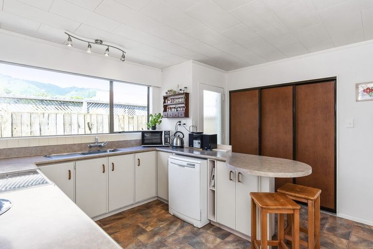 Photo of property in 6 Tawa Street, Waikanae, 5036