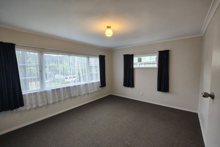 Photo of property in 9 Kereru Bend, Tawa, Wellington, 5028