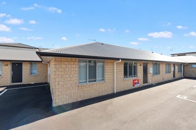 Photo of property in 2/3 June Place, Hamilton East, Hamilton, 3216