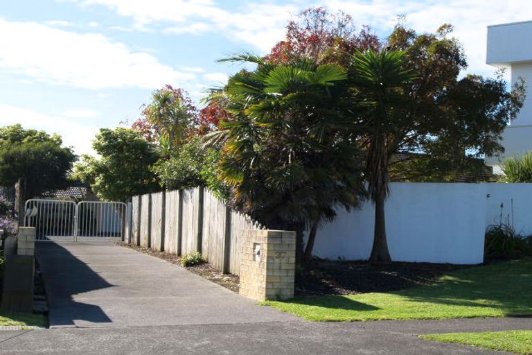 Photo of property in 37 Matterhorn Crescent, Northpark, Auckland, 2013