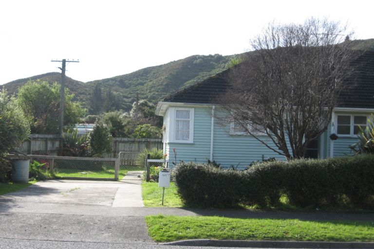 Photo of property in 1-3 Harris Street, Naenae, Lower Hutt, 5011