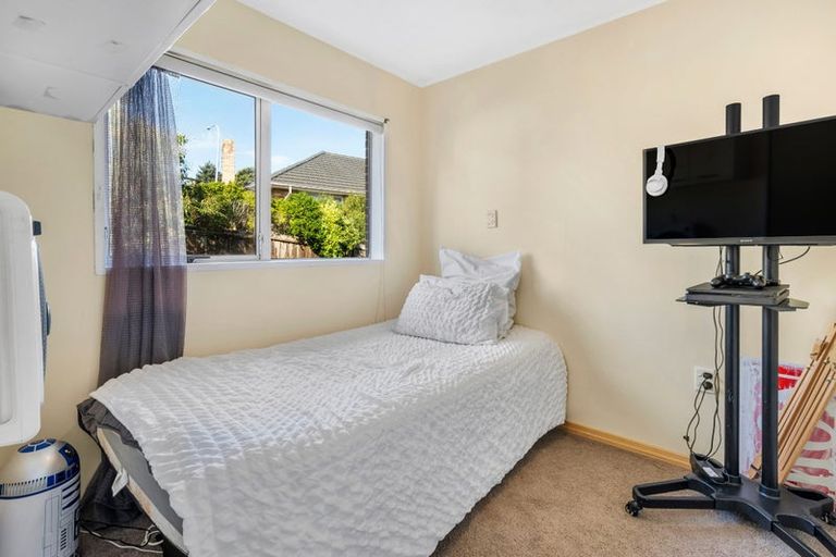 Photo of property in 1/2 Roberts Road, Glenfield, Auckland, 0629