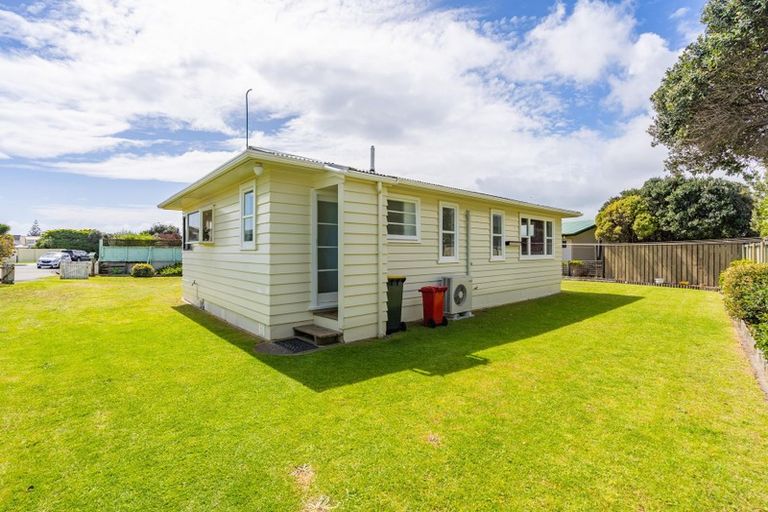 Photo of property in 11 Adrian Grove, Waikanae Beach, Waikanae, 5036